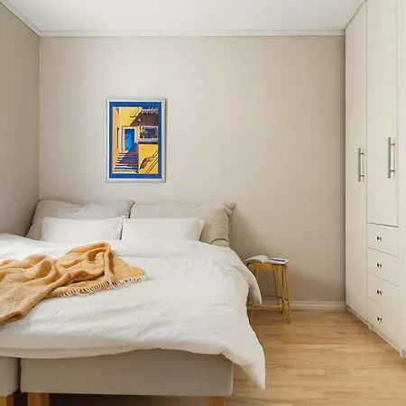 Апартаменти Cute In Heart Of - Sleeps Max 4 *